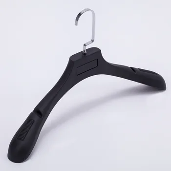 

Korean men plastic hangers wholesale flat circle hook flower matte black Yiwu factory direct sales