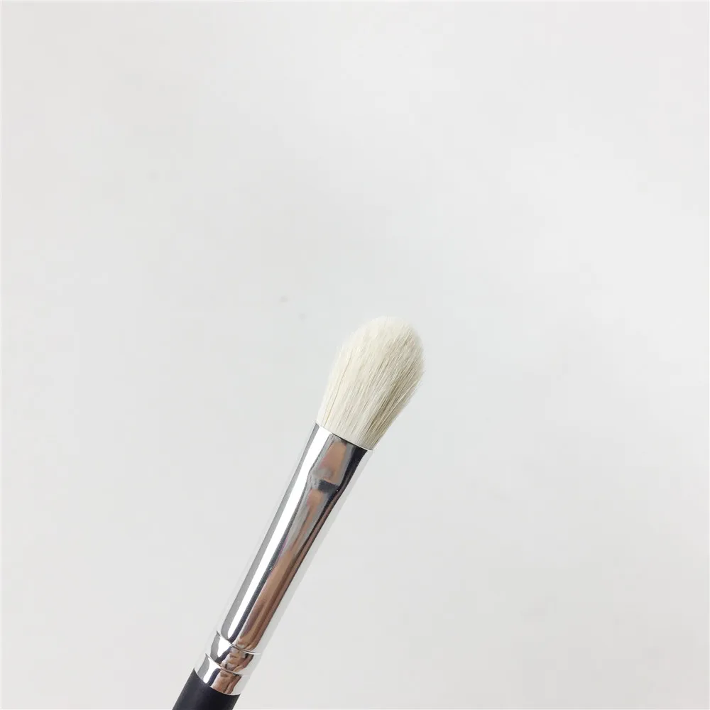 MORPHE M521 - CHISEL OVAL SHADOW BRUSH _ 1