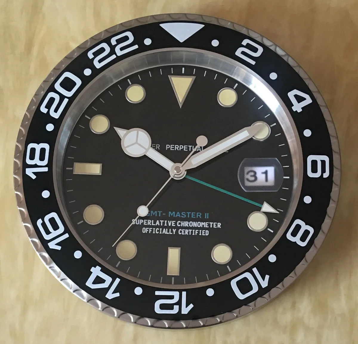 

Retail Metal Watch Clock Shape Wall Clock Calender Wall Watch Clock Modern Design with Data Magnifier