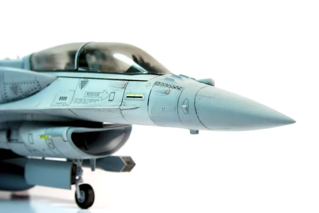 Kinetic 1/48 F-16F блок 60 модель самолета комплект