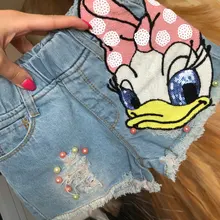 Летние джинсовые шорты для маленьких девочек Детские хлопковые джинсовые шорты для маленьких девочек с аппликацией в виде утки из мультфильма, с блестками, с жемчугом, с дырками, штаны для девочек