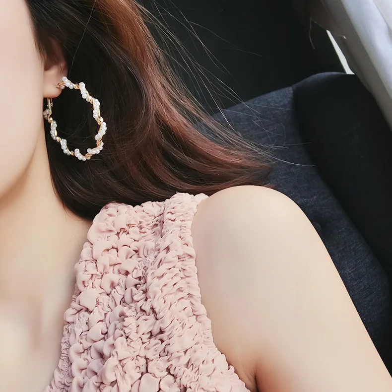 

European Exaggerate Twisted Simulated Pearl Big Hoop Earrings For Women Personality Fashion Geometric Circle Statement Earring