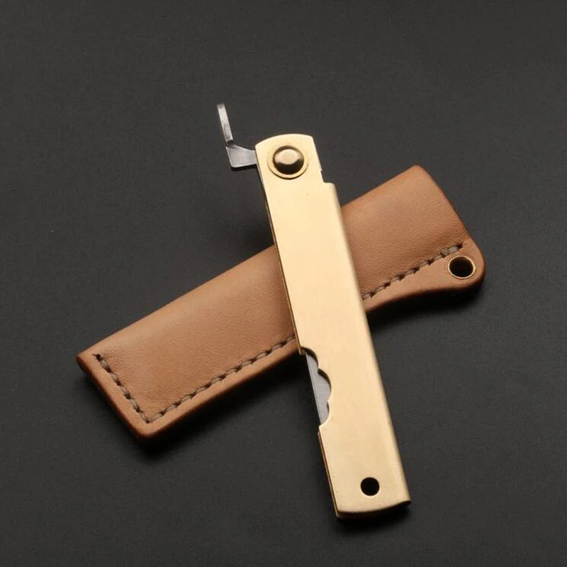 Kopen Handgemaakte traditionele Japanse vouwen stijl mes met shealth scheermes Veren patroon messing case Olie lederen