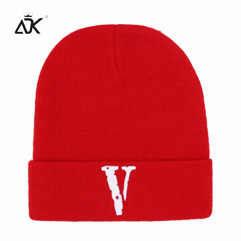 Осень вязаная шапка для девочек Кепки Женская Мода Вышивка V Капот Skullies