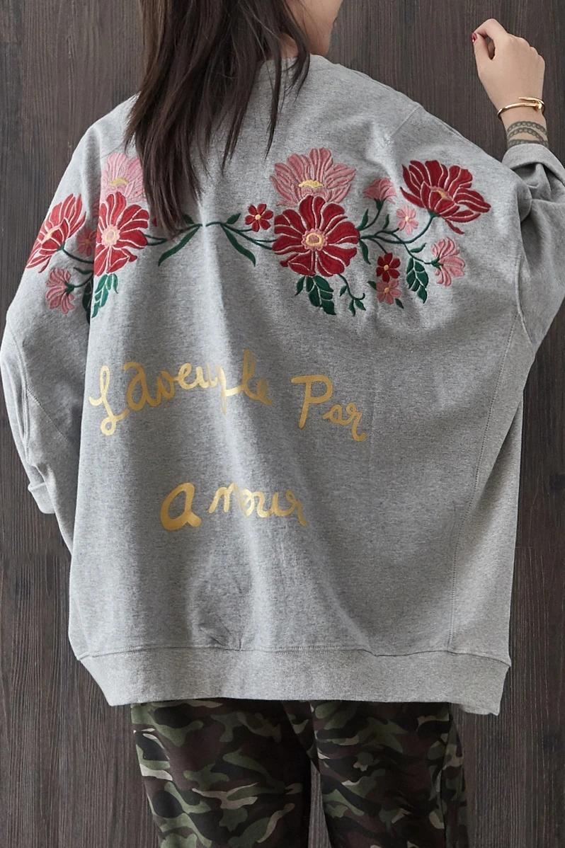 

2018 female new spring plus plus size long art bat sleeve flower embroidery loose cotton shirt