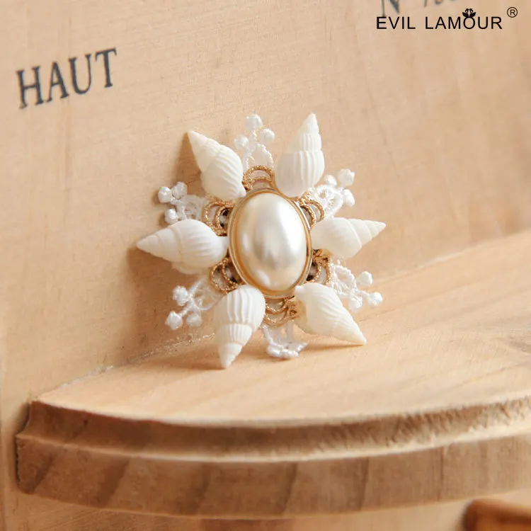 

Fashion Vintage Bohemia White Lace Base Conches Pearl Gold Brooch Pins for Women Wedding Party Dresses Brooches 2015 Brand BR-77