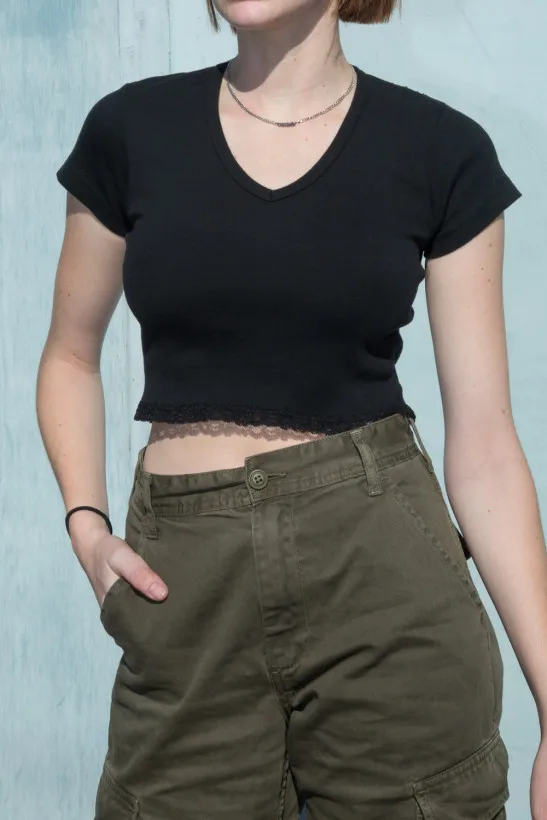 Женская мягкая и эластичная хлопковая укороченная футболка с v-образным вырезом и кружевной отделкой