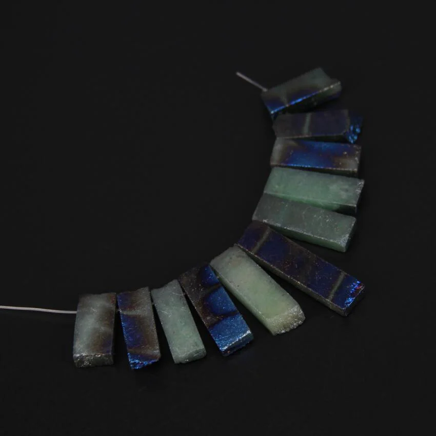 11pcs/str Blue Coated Red Aventurine Natural Stone Slice Beads Pendant,Rough Gems Top Drilled Graduated Tusk Spikes DIY Necklace