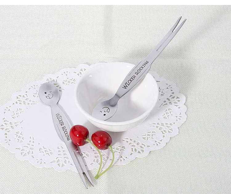

1PC Multifunction Child Fruit Fork S/Steel Smiling Face Tableware Spoon Fork Cute Cartoon Dessert Cake Pick KX 220