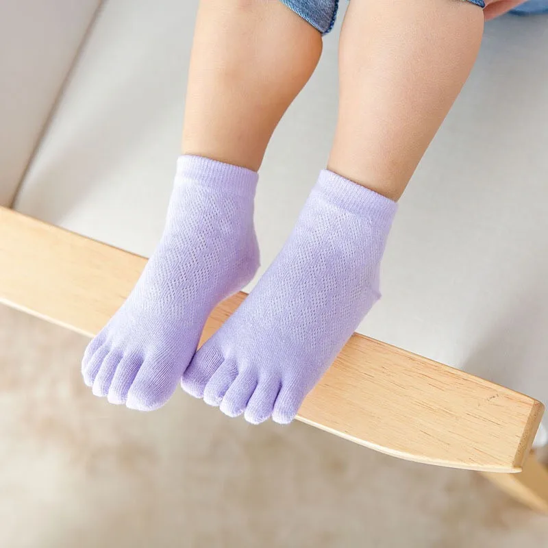 Весенне-осенние детские хлопковые белые и черные недорогие носки для маленьких девочек Антибактериальные Детские спортивные носки с 5 пальцами