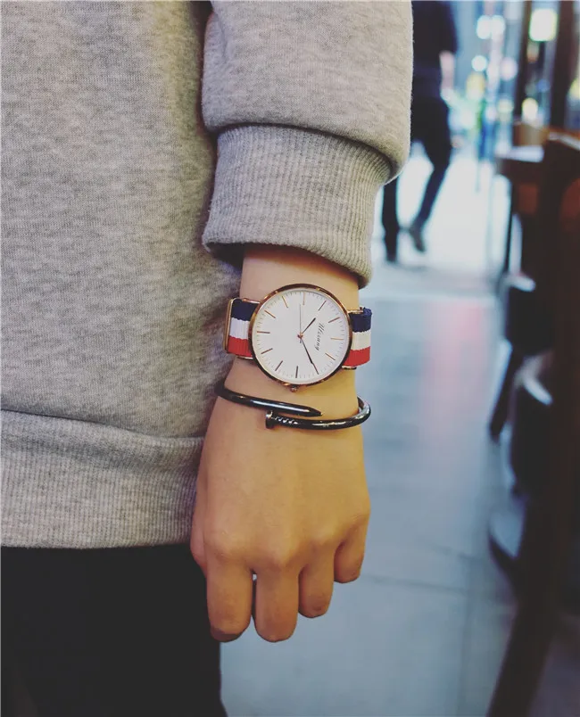 

Watching the male student version of the simple digital watch with a small dial in 2018