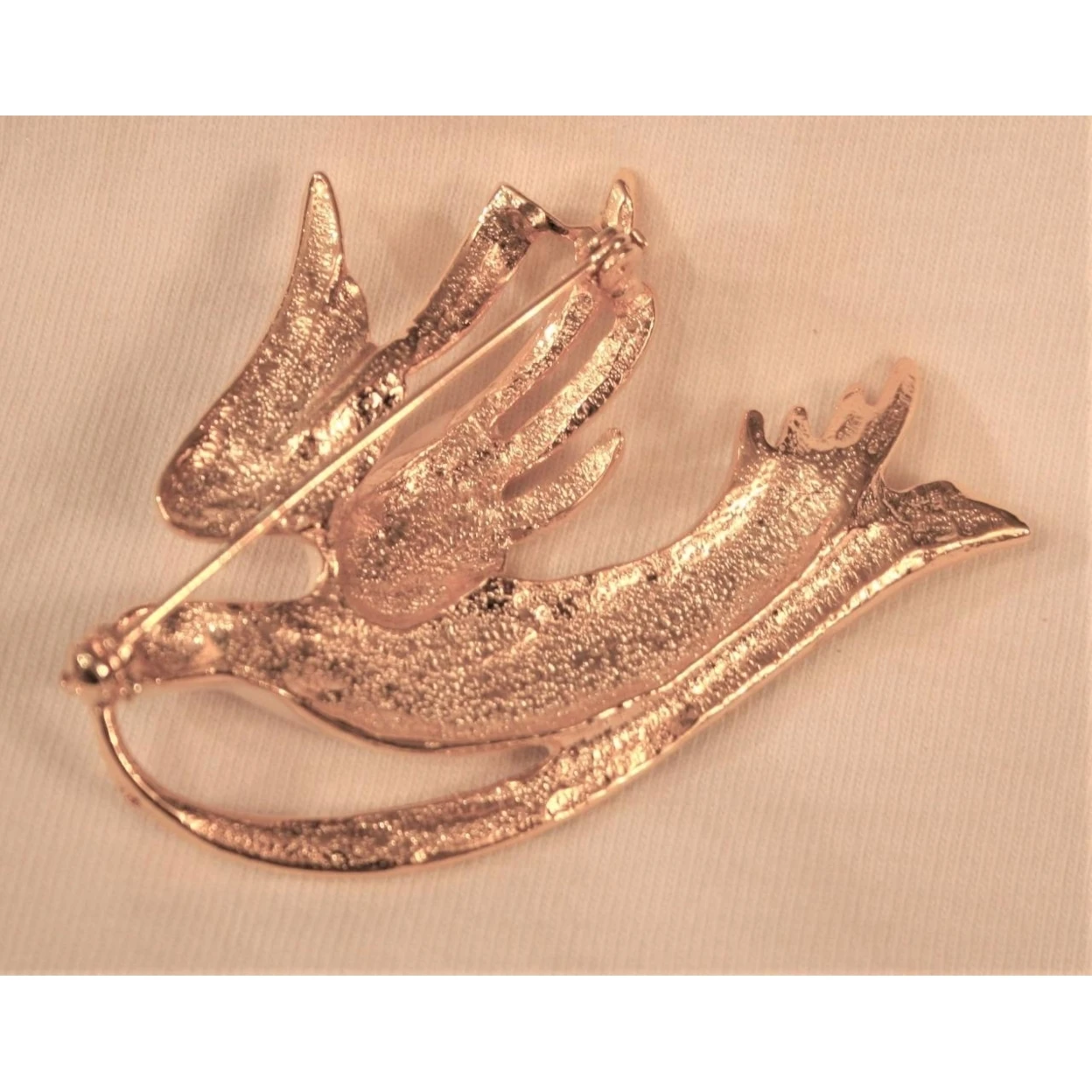 Cream Enameled Vintage Peace On Earth Spirit Dove Goldtone Brooch Pin (1)