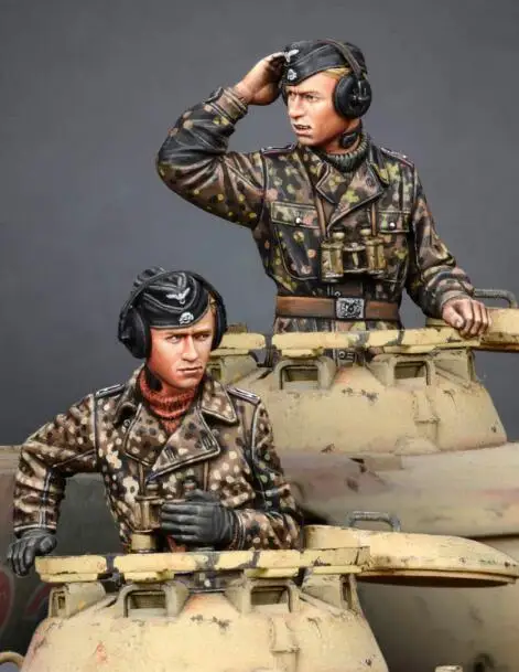 

1/35 Resin Figures WWII Tank Crew Soldier 2pcs/set Model Kits