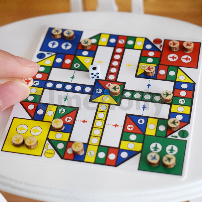 miniature dollhouse chess  (1)