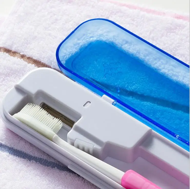 Мытье зубной щетки. Мытье расчески. Как дезинфицировать щетку. Как дезинфицировать щетку. Грязная расческа.