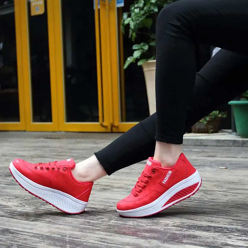Red Спортивная обувь для женщин; коллекция года; модные однотонные кроссовки; женская обувь для бега; дышащая обувь из искусственной кожи на танкетке; женские кроссовки размера плюс - Цвет: Red
