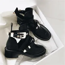 Ботинки в стиле панк с ремешком и пряжкой; ботильоны черного цвета на толстом каблуке; женские ботинки с вырезами; дизайнерские брендовые летние ботинки в байкерском стиле с круглым носком
