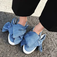 Лоферы знаменитостей; модные светло-голубые джинсовые туфли на плоской подошве; лаконичные слипоны с украшением в виде бабочки; повседневная одежда; универсальная обувь