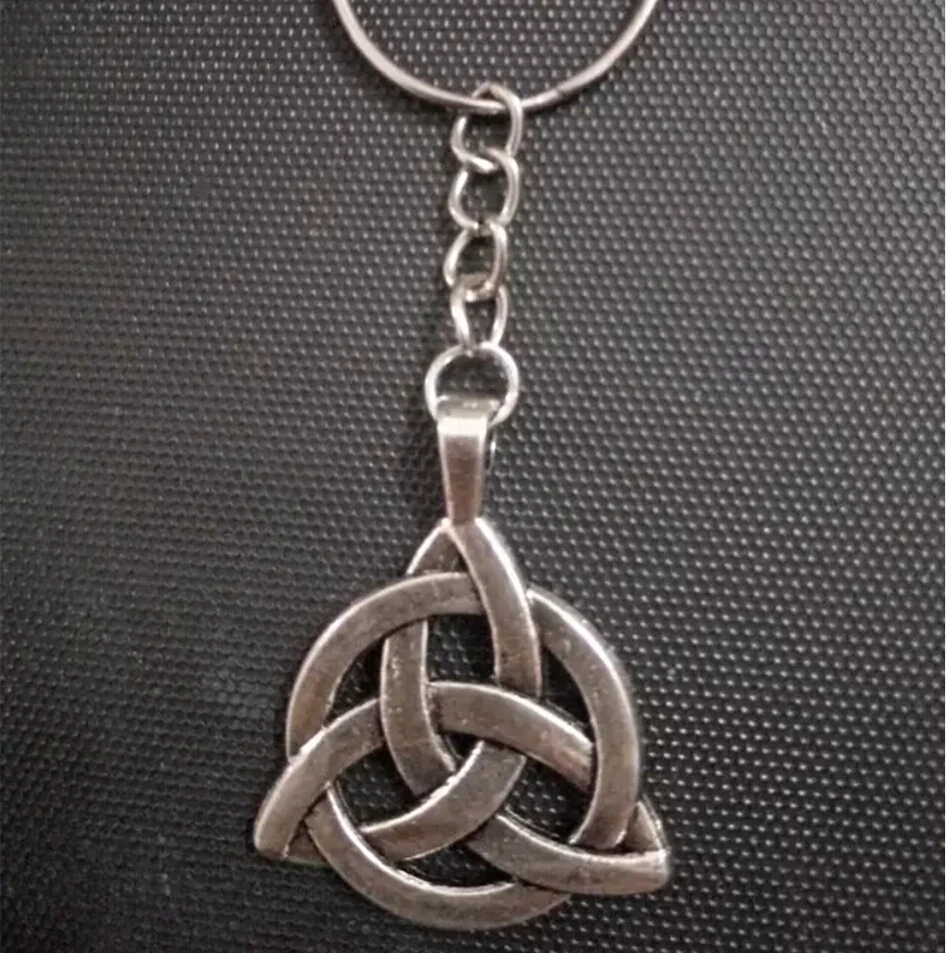 

Triquetra Trinity Knot Key chain 25mm Fashion Jewelry Key Chain Ring Charms Hockey Pendant Decorative KeyChain Bag Gift D415