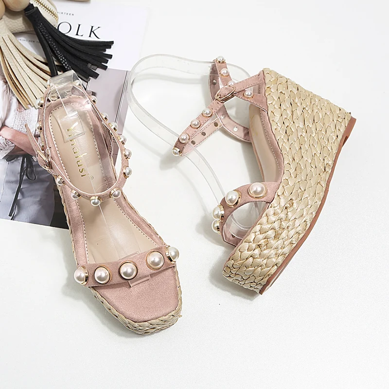 

2018 summer Korean version of the new handmade pearl platform shoes Europe and the United States high-heeled fashion sandals.