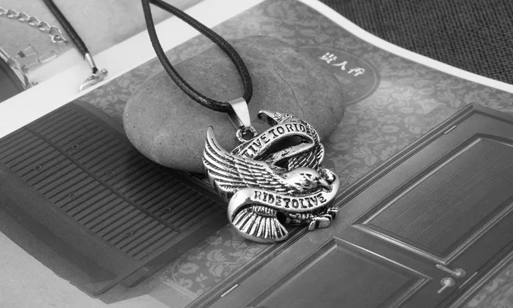 

CUTEECO Hot Sale Punk Rock Stainless Steel Eagle Pendant LIVE TO RIDE Necklace For Men Biker Hero Motorcycle Titanium Jewelry
