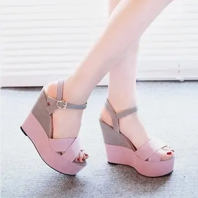 Новые стильные летние сандалии; обувь с широко открытым носком на толстой танкетке; модная обувь в римском стиле на очень высоком каблуке; женская обувь
