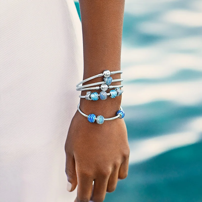 сочетание браслетов на руке. браслеты какие сочетаются. браслеты какие сочетаются. браслеты 2021 тренды. стильные браслеты.