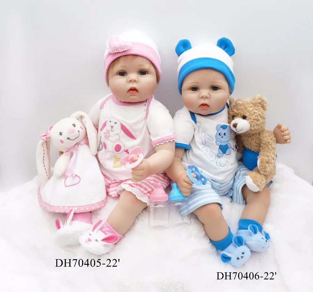 22 дюйма супер милые Близнецы мальчика носить светло-голубой костюм с одной игрушкой Медведь Дети Раннее Образование силиконовые Reborn Детские куклы