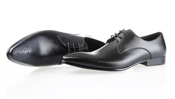 Модные туфли с острым носком и вырезами; дышащие кожаные туфли для торжеств; высококачественные мужские туфли на шнуровке