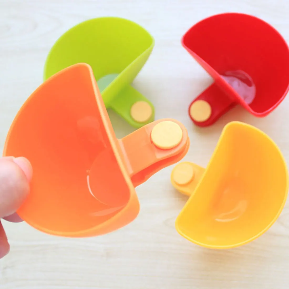 

4 Colors 1pcs Dip Saucers Assorted Salad Sauce Ketchup Dip Clip Cup Bowl for Tomato Salt Vinegar Sugar Flavor Splice