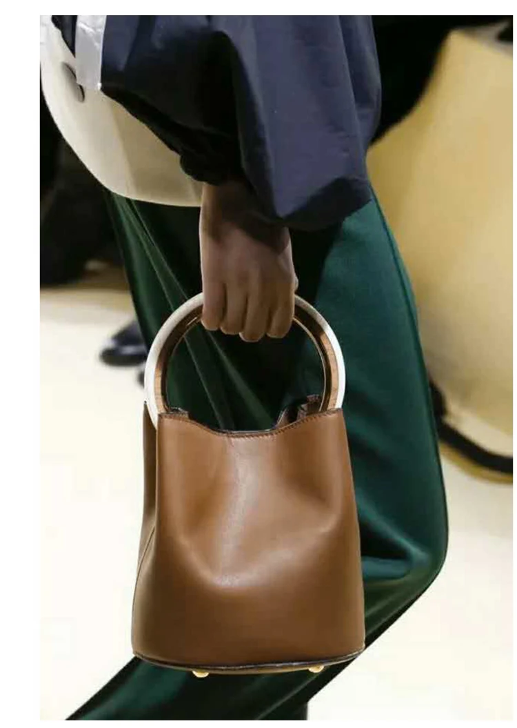 

2019 European winter catwalk models Marnini round handle handbag with a thick ring Xiansheng Chi Mini Bucket Bag
