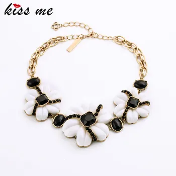 

Luxury Personality Big Black White Resin Flower Women Short Bib Necklace Fashion Jewelry