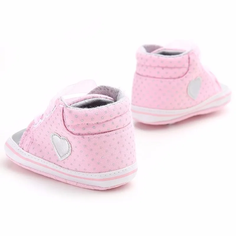 Детская обувь для новорожденных девочек с узором в горошек и сердечками; сезон осень; обувь для первых шагов на шнуровке; кроссовки для малышей; Классическая Повседневная обувь
