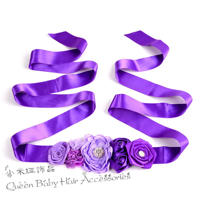 Белое платье с красным поясом для девочки. Поясок для платья. Ленты для платья девочки. Цветы из ткани для украшения. Ленты для платья девочки.