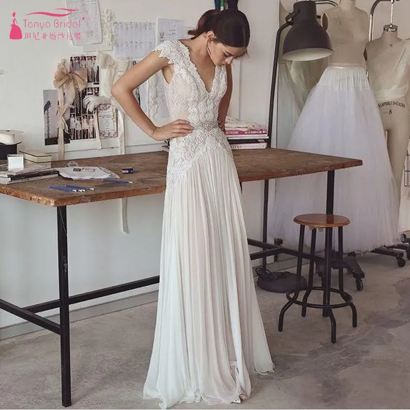 Tanya Goedkope Boho Beach Trouwjurken 2019 Mouwloze V Hals Backless Geplooide Rok Elegante Een Lijn Bohemien Bruidsjurken JQ497 Tanya Goedkope Boho Beach Trouwjurken 2019 Mouwloze V Hals Backless Geplooide Rok Elegante Een Lijn Bohemien Bruidsjurken JQ497