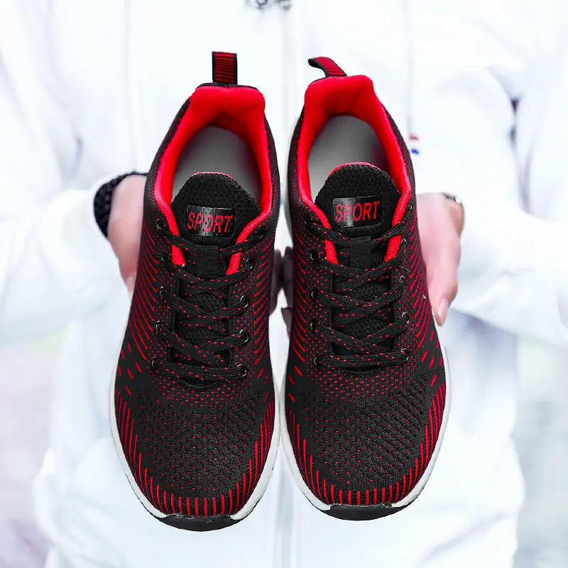 Максимальный размер 48 летние кроссовки с дышащей сеткой для любителей отдыха на открытом воздухе обувь с мягкой подошвой Ультра-светильник для пары - Цвет: black red
