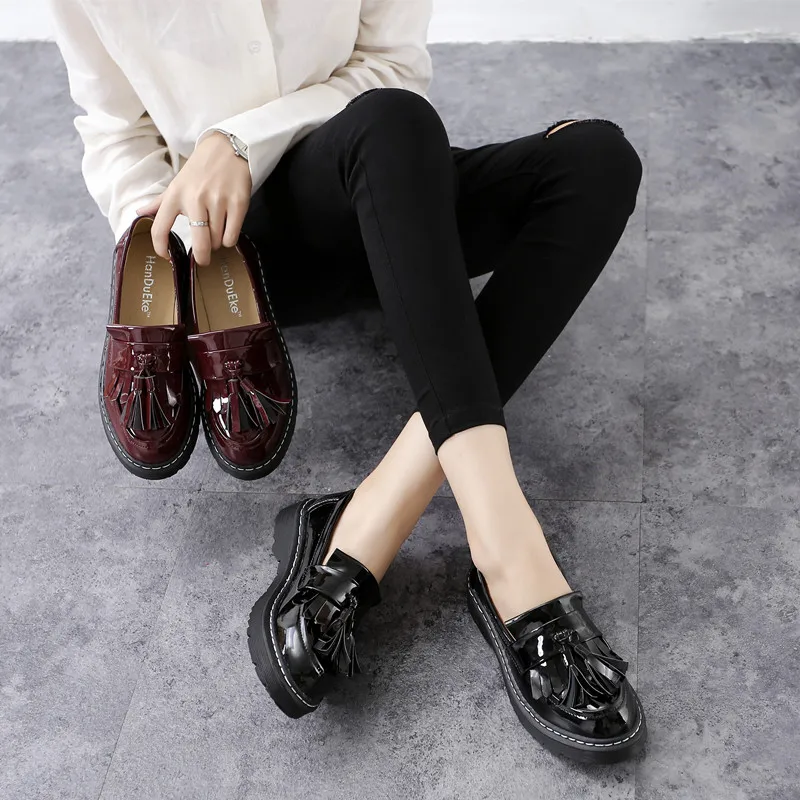 Женская обувь мокасины на толстом каблуке в британском стиле; женские лоферы из лакированной кожи с кисточками; обувь на плоской подошве с круглым носком без застежки; размеры 34-43