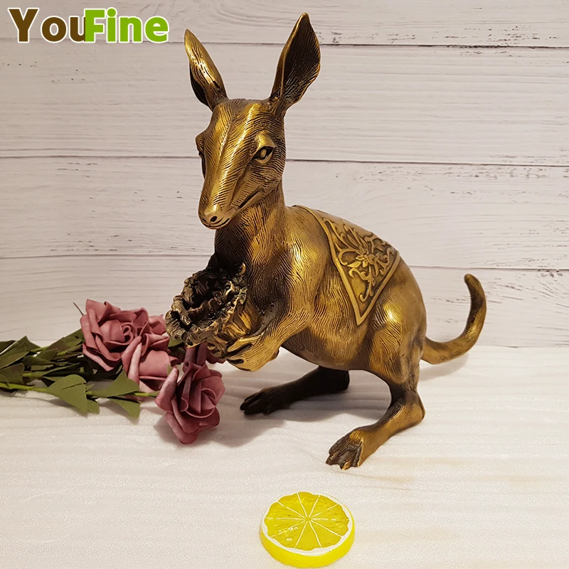 

Bronze kangaroo sculpture pure copper kangaroo copper mouse holding cabbage holding a pair of crafts ornaments can be placed