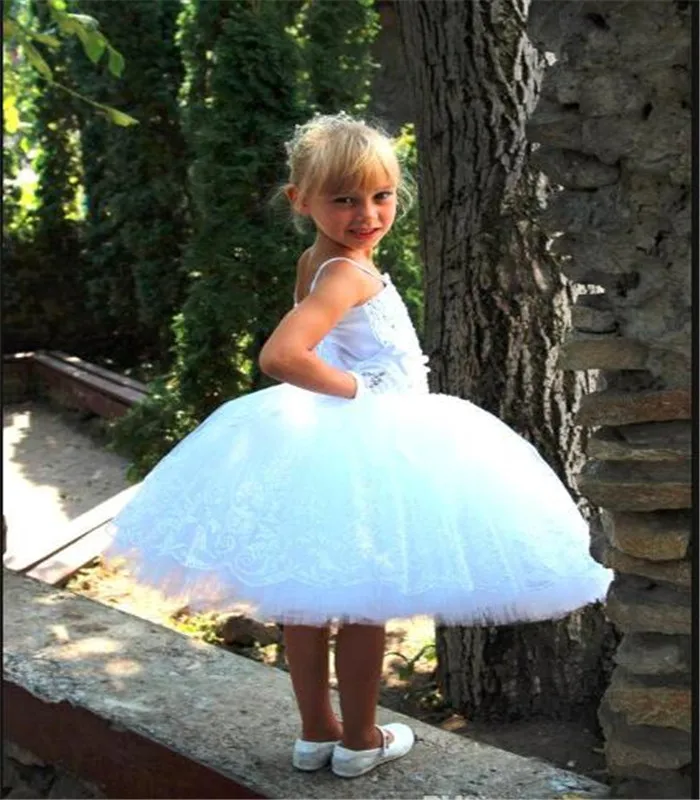 

Lovely White Lace Up Back Flower Girl Dresses For Wedding Party Knee Length Lace Appliques Beaded First Communion Dresseslx