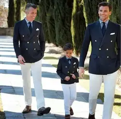 Модные Отец и сын темно-синий костюм двубортный Мужской Блейзер белые брюки Семейные комплекты костюм для мальчиков Детский праздничный