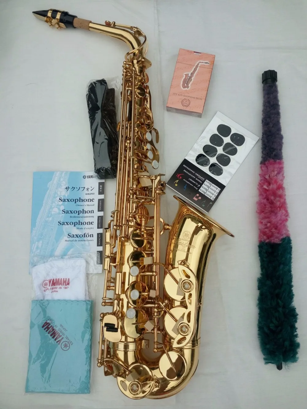 Создал саксофон 4. История создания саксофона. Саксофон стейдж 6. Саксофон музыкальный инструмент. Саксгорны музыкальный инструмент.