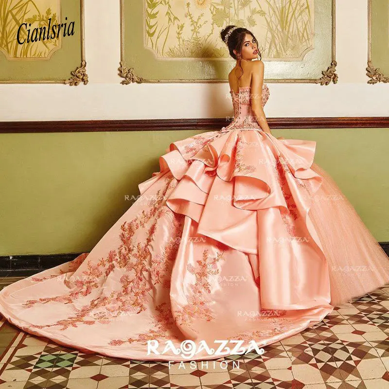 Стильный бисером бальное платье без бретелек Quinceanera шея Аппликация Сладкий 16 атласное платье развертки Поезд блестками маскарадный костюм; платья