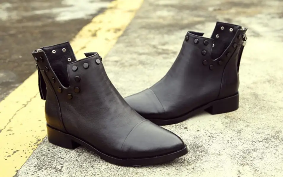 Autumn and winter new fashion short tube leather with a lot of Martin boots