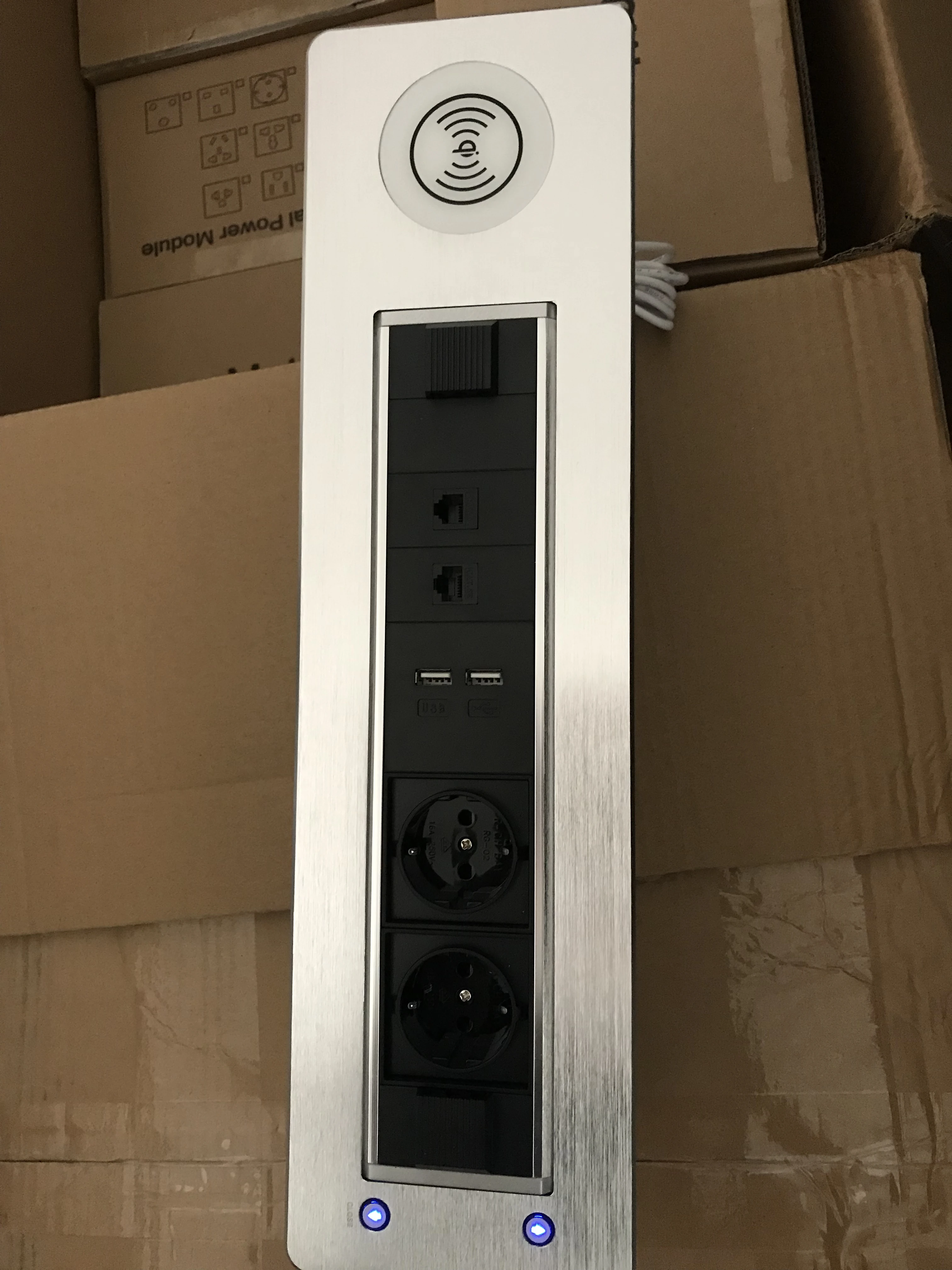 Мебельная розетка с беспроводной зарядкой и usb которая может быть скрыта