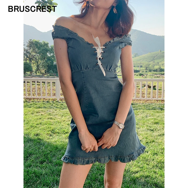 Летнее платье Бохо на шнуровке с рюшами джинсовое белое открытыми плечами