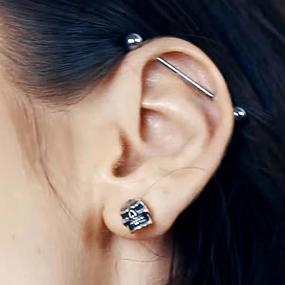 Girl-With-Eyebrow-Piercing-And-Madonna-Piercing