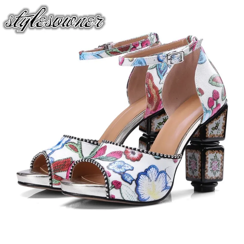 

Stylesowner Korean Style New Designer Flower Print Female Sandals Thick Heel Solid Color Leisure Large Size Thick Heels Sandals