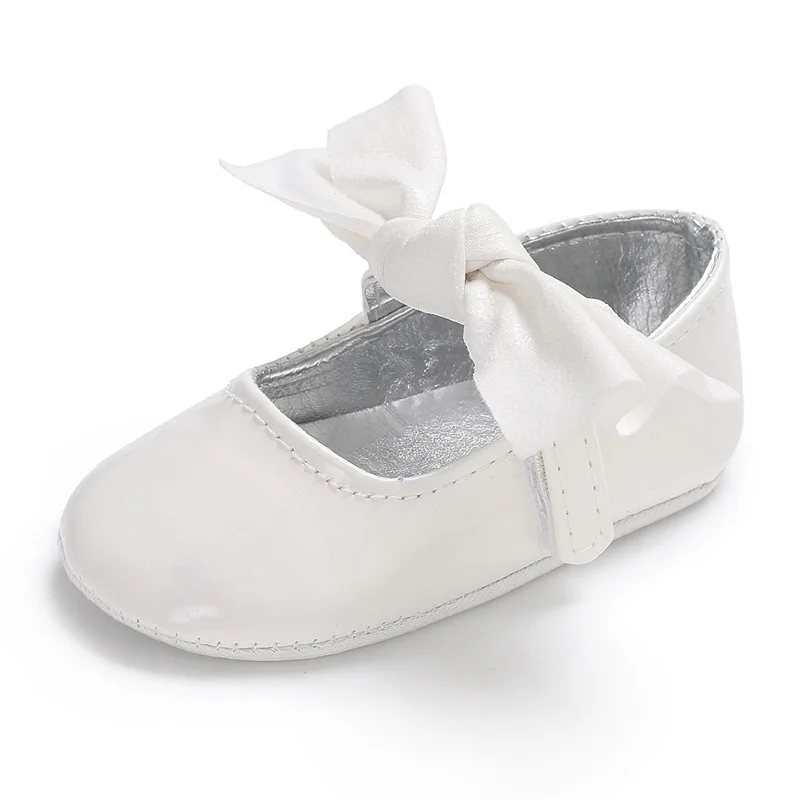Яркие Кожаные с бантом для новорожденных девочек кроватки обувь мягкая подошва одноцветное кроватки для новорожденных малышей нескользящая обувь - Цвет: White