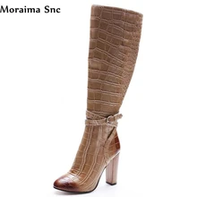 Moraima Snc популярные модные женские сапоги крокодил линии печати с круглым носком и ремешком на лодыжке пряжка украшение до колена высокие сапоги