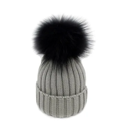 Красочные помпоны из искусственного меха енота, вязаные теплые шапки Skullies Beanies, шапки для женщин и девочек, детские зимние лыжные шапочки, чепчик черного и красного цвета - Цвет: light gray 1